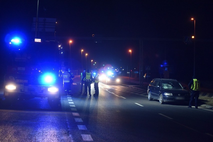 Wypadek na DK 77 w Skołoszowie. 19-latek w volkswagenie potrącił na przejściu 16-latkę [ZDJĘCIA, WIDEO]
