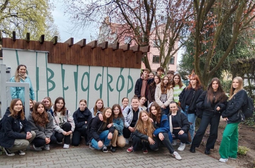 Młodzież z Zespołu Szkół nr 1 wzięła udział w warsztatach przyrodniczych pt. „ZASADŹMY się w Bibli(o)grodzie”