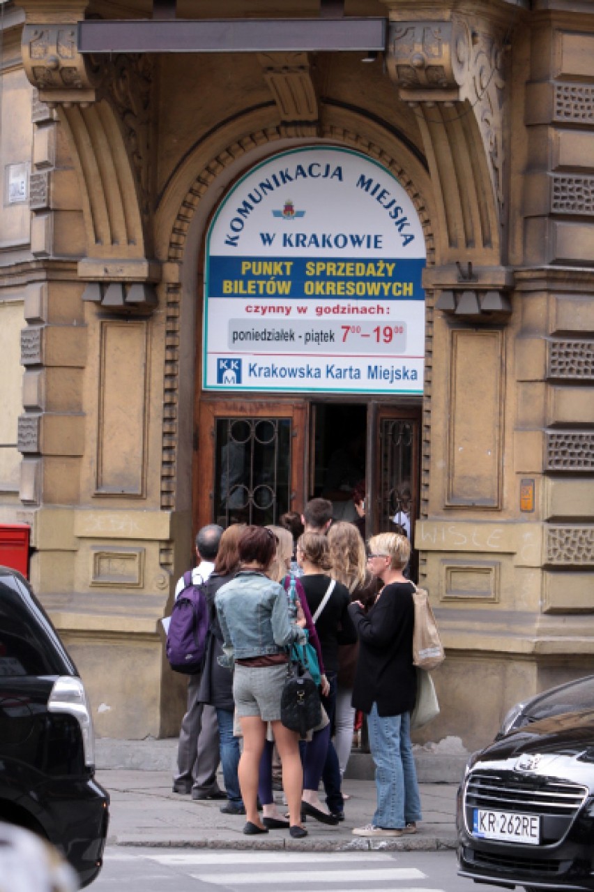 To już swoista tradycja! Studenci, jak co roku, stoją w...