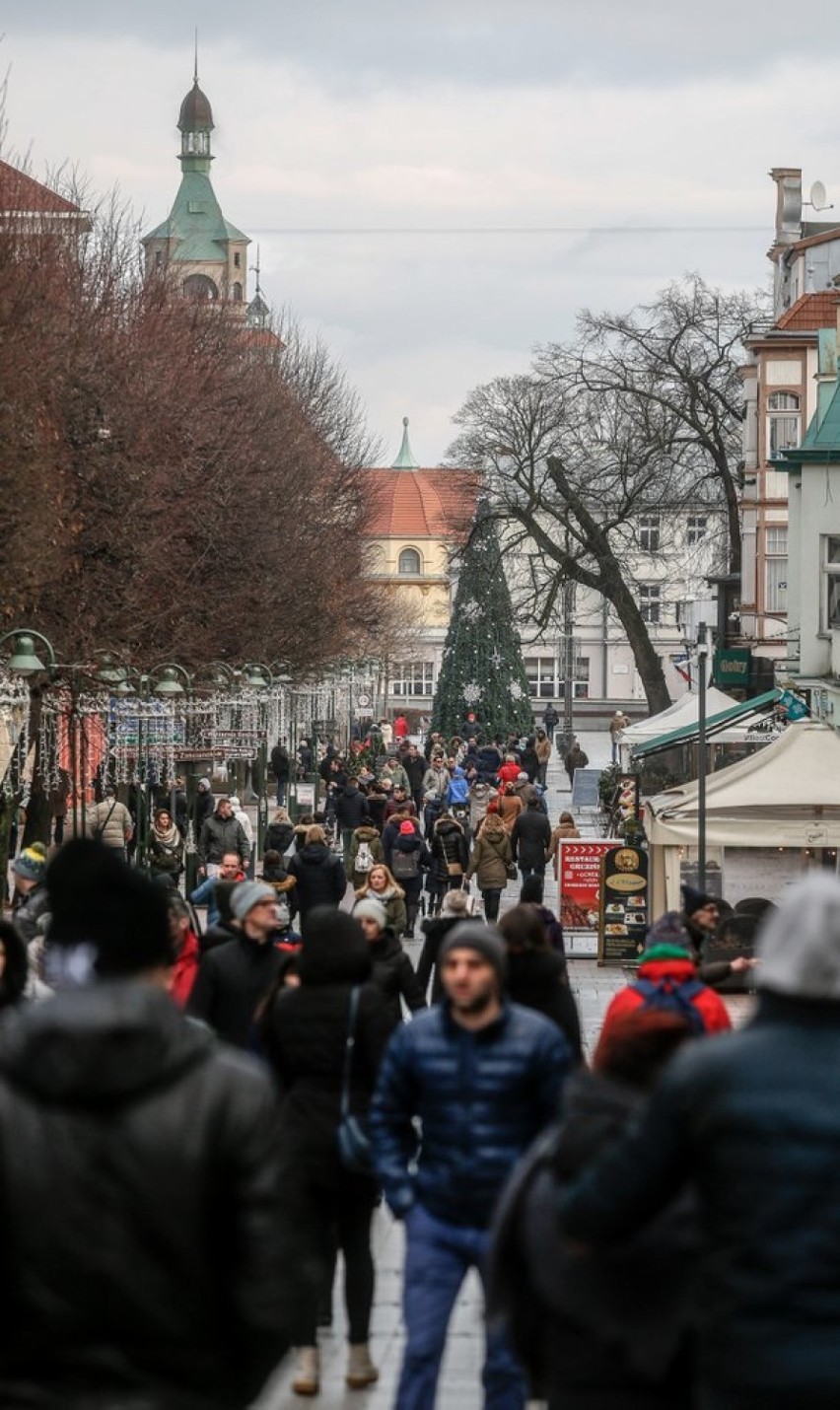 Tłumy spacerowiczów w Sopocie, 7 stycznia 2018 r.