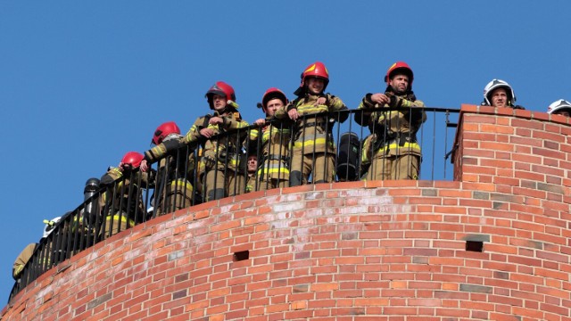 55 osób, strażaków PSP i OSP z Grudziądza i gminy  weszło po schodach z Błoni Nadwiślańskich na wieżę Klimek
