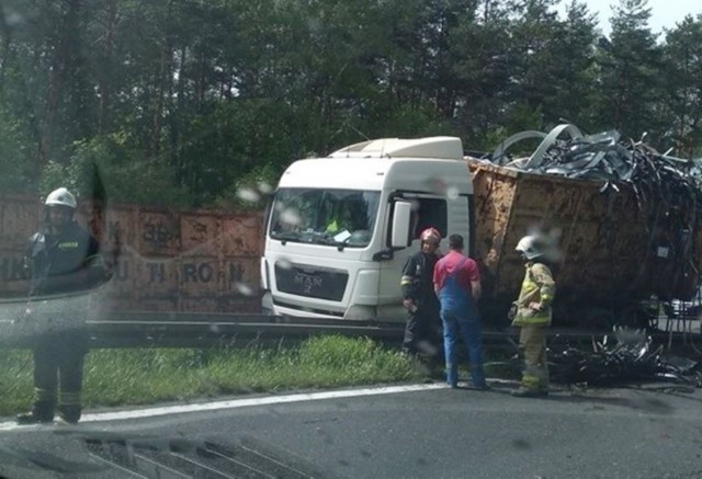 Ciężarówka ze złomem uderzyła w bariery i złom wysypała się na drogę