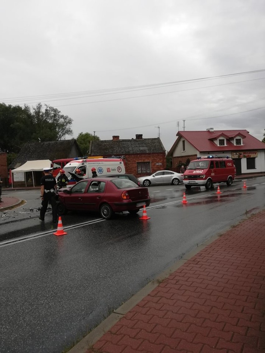 Wypadki w gminie Poświętne. Groźne czołowe zderzenie i kolizja z sarną [ZDJĘCIA]