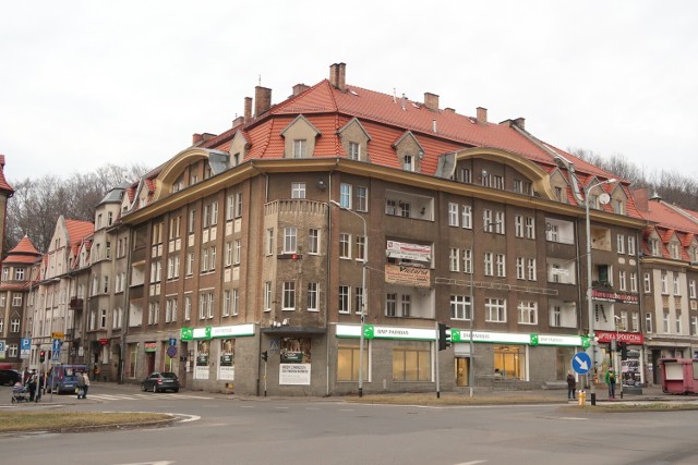 Budynek przy Al. Wyzwolenia 2 w Wałbrzychu.

Zaplanowano tu wykonanie wentylacji nawiewno-wywiewnej oraz kanału spalinowego w lokalu nr 7b.