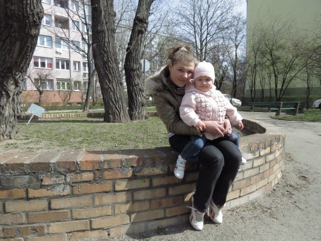 Joanna Baranik i jej córka Ala liczą na to, że upiększony będzie skwer przy ul. Pabianickiej