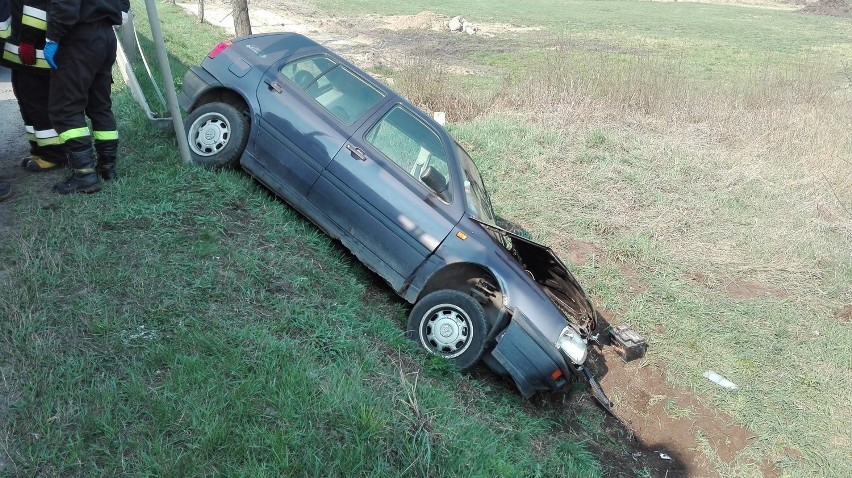 Wypadek na ulicy Sienkiewicza w Sieradzu. Volkswagen golf zjechał do rowu, jedna osoba ranna