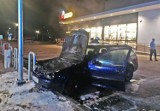 Szczuczyn. Pożar samochodu osobowego na parkingu supermarketu. Jakie są przyczyny samozapłonu aut?