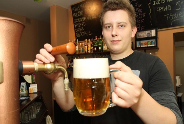 Filip Majcher z kieleckiego klubu Krockodyl jest jednym z czterech barmanów z województwa świętokrzyskiego, który walczy o tytuł mistrza Polski w konkursie Pilsner Urquell Polish Master Bartender 2014.
