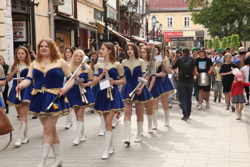 Parada na zakończenie warsztatów muzycznych "Drums and dance"