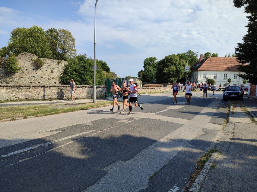 Delegacja z Pińczowa reprezentowała gminę w biegu na Węgrzech. Zobacz zdjęcia