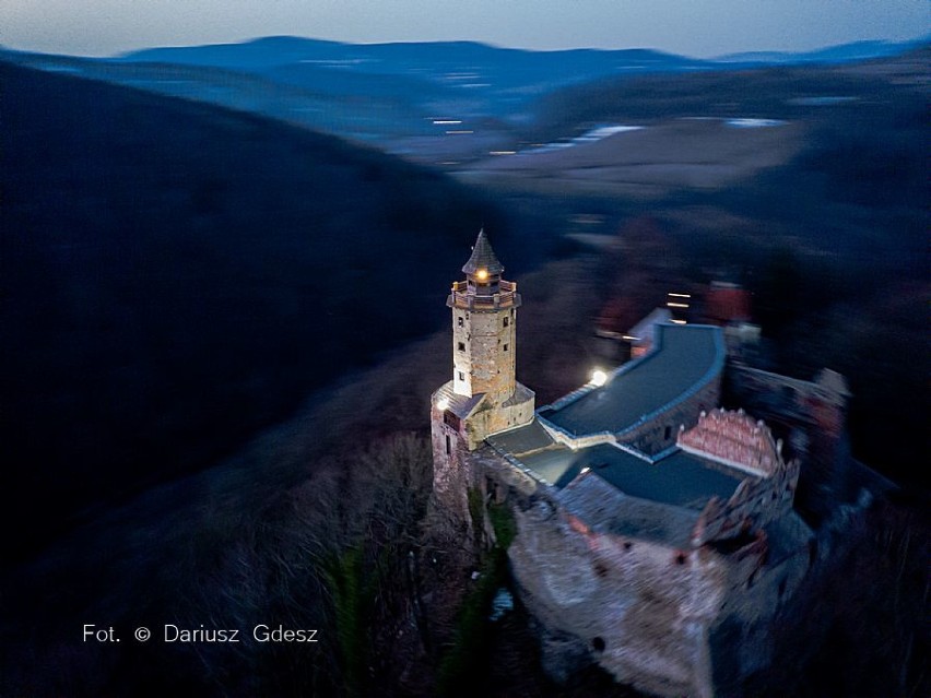 Zamek Grodno i jezioro Bystrzyckie widziane z drona. Wyjątkowe zdjęcia!