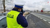 Dwóch kierowców przyłapanych na zbyt szybkiej jeździe w Zduńskiej Woli. Stracili prawa jazdy, dostali mandaty i punkty karne