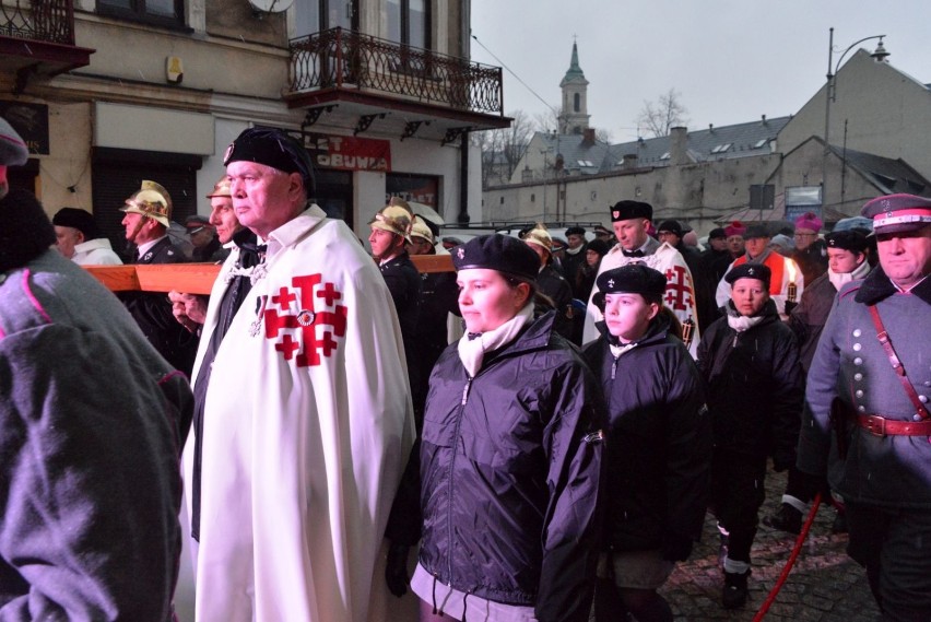 Droga Krzyżowa ulicami Kielc. Prezydent też niósł krzyż [WIDEO, ZDJĘCIA]   