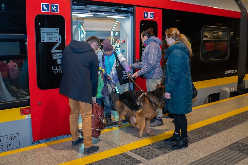 Uchodźcy z Ukrainy przybyli trzecim pociągiem Łódzkiej Kolei Aglomeracyjnej do Łodzi ZDJĘCIA