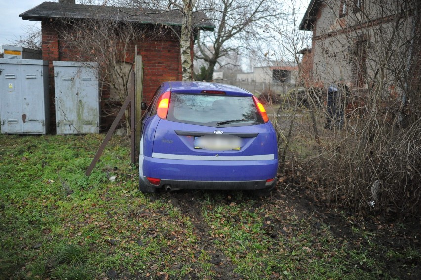 Wjechał na teren posesji i rozbił auto na drzewie. Kierowca zbiegł