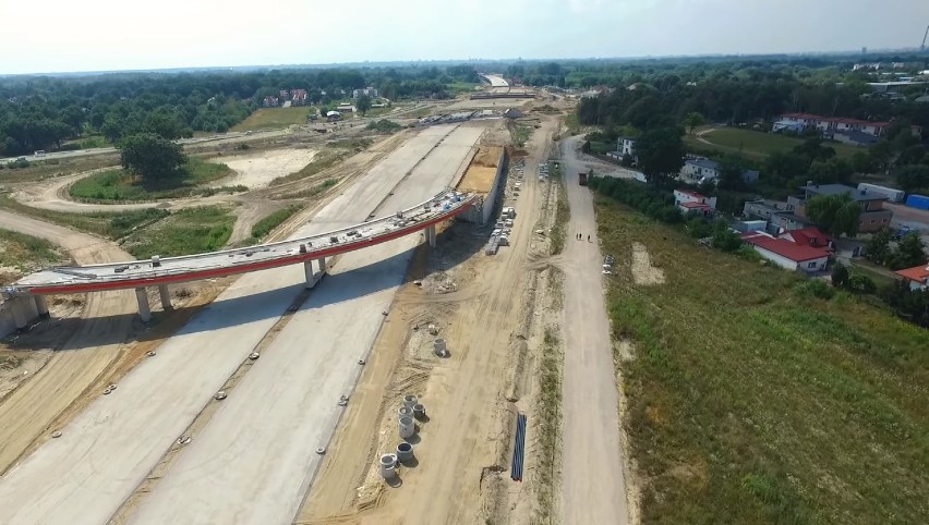 Południowa Obwodnica Warszawy. Imponujące ujęcia z budowy mostu. Połączy Wawer z Wilanowem [ZDJĘCIA] 