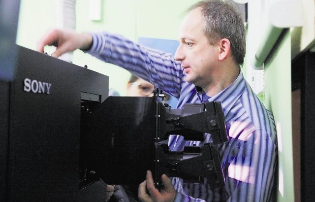 Operator Zbigniew Kmieciński z Rialto obsługuje nowoczesny projektor o rozdzielczości 4K