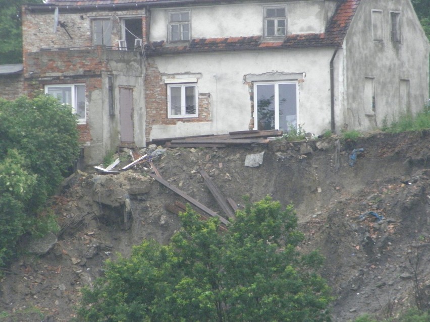 Katastrofa budowlana w Szprotawie. Dom zawisł nad...