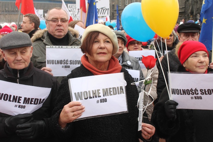 Manifestacja KOD w Katowicach 'Wolne Media" [ZDJĘCIA]