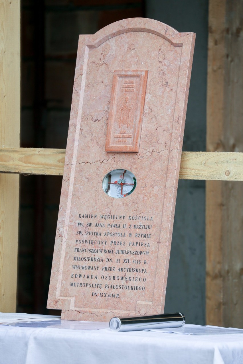 Tak wmurowano kamień węgielny w kościele p.w. św. Jana Pawła II w Ignatkach-Osiedle [ZDJĘCIA]