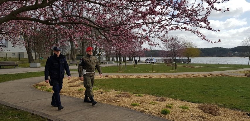 Policja w Chodzieży sprawdza, czy mieszkańcy zostają w domach. Pomaga jej żandarmeria [ZDJĘCIA]