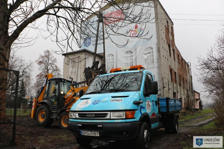 Młyn w okolicy uniejowskiego ronda przestanie straszyć, prace związane z porządkowaniem terenu trwają!