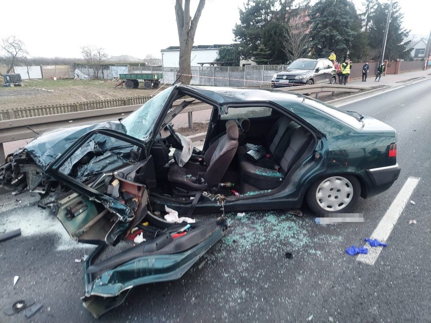 Wypadek w Rakoniewicach. Dwa samochody zderzyły się czołowo 