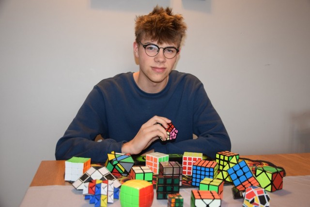 Oskar Pukacki, osiemnastolatek ze Zbąszynia magiczną kostkę Rubika 3x3x3 układa w 30 sekund