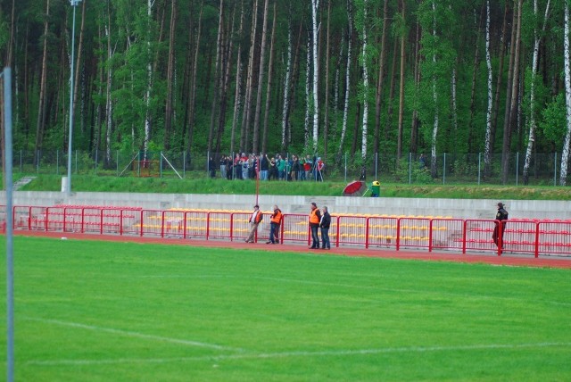 W niedzielę w kaliskiej A-klasie zostały rozegrane derby pomiędzy GKS Żerków, a WKS Witaszyce. Mecz zakończył się remisem 1:1. Spotkanie zostało rozgrywane bez udziału publiczności. Zobacz zdjęcia z tego spotkania!