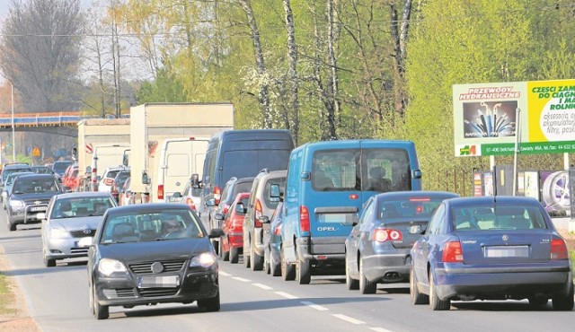 Na drodze wojewódzkiej nr 485 w kierunku Pabianic w godzinach szczytu kierowcy w korkach muszą stać nawet pół godziny