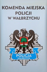 Policjanci z Wałbrzycha uratowali 38-latka, który chciał skoczyć z okna na trzecim piętrze