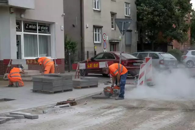 Na Jarochowskiego trwa układanie nawierzchni chodników i miejsc parkingowych