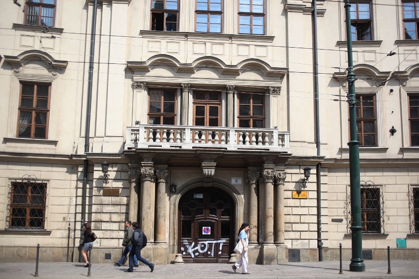 Kraków: elewacje pałaców Larischa i Sanguszków zniszczone przez wandali [ZDJĘCIA]