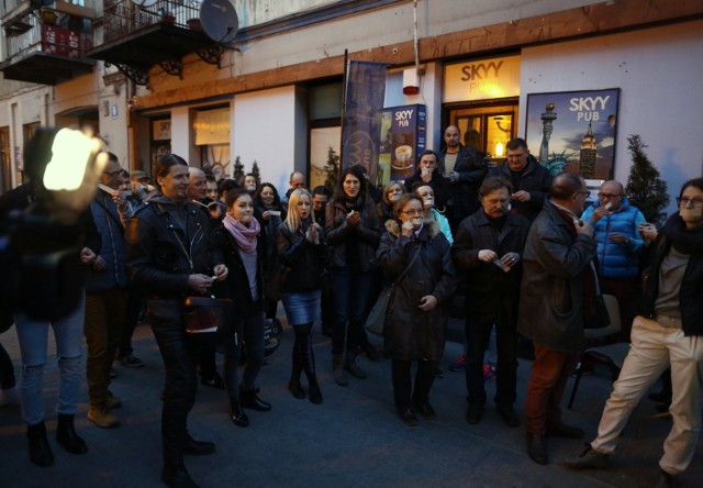 Na znak protestu uczestnicy zakleili sobie usta taśmą