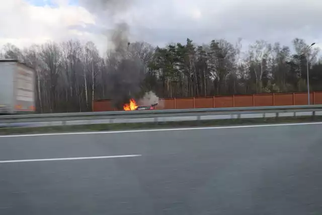 Pożar samochodu na A1 w Knurowie. Występują utrudnienia w ruchu
