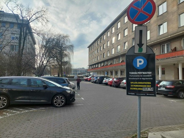 Skwer Mieczysława Fogga, parking i droga dojazdowa