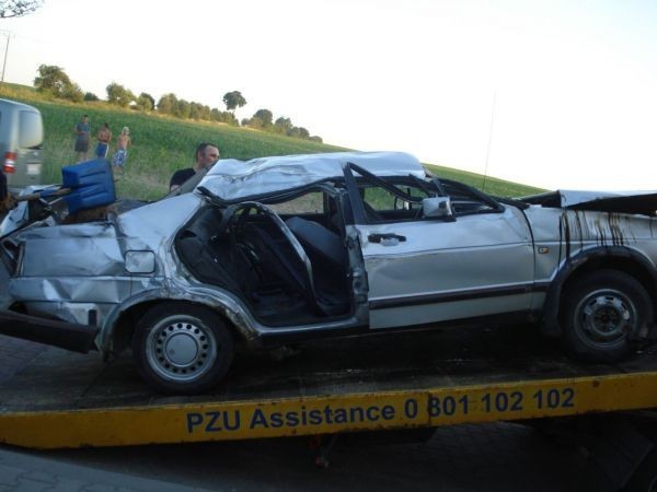 KĄSINOWO - Tata był pijany i rozbił auto. Zginęła 14-latka. ZDJĘCIA