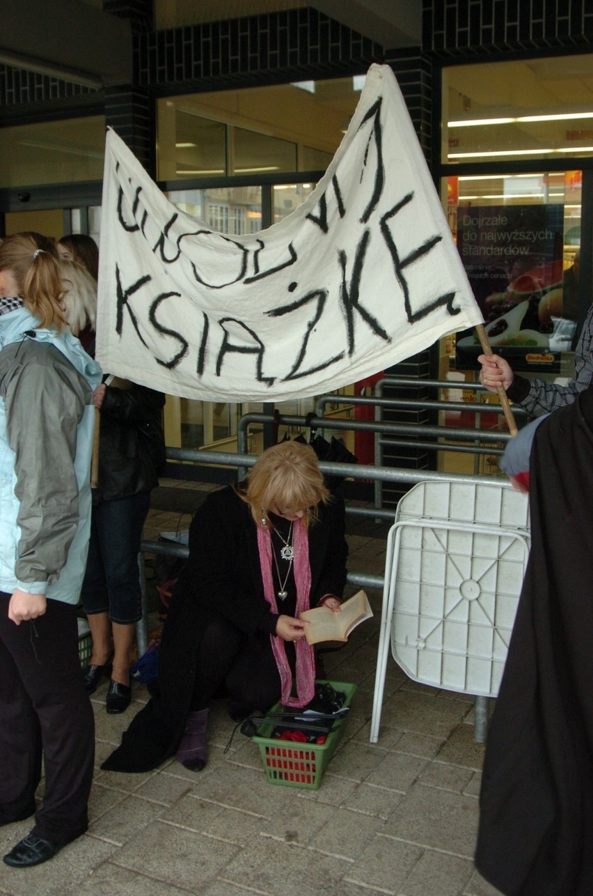 Miejska Biblioteka Publiczna w Słupsku: Uwolnili książki [ZDJĘCIA]