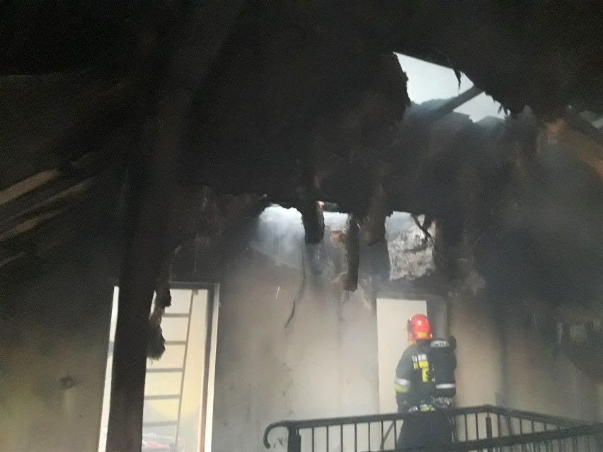 Dom stanął w ogniu przy Boguszowickiej - spalił się pokój i całe poddasze [ZDJĘCIA]
