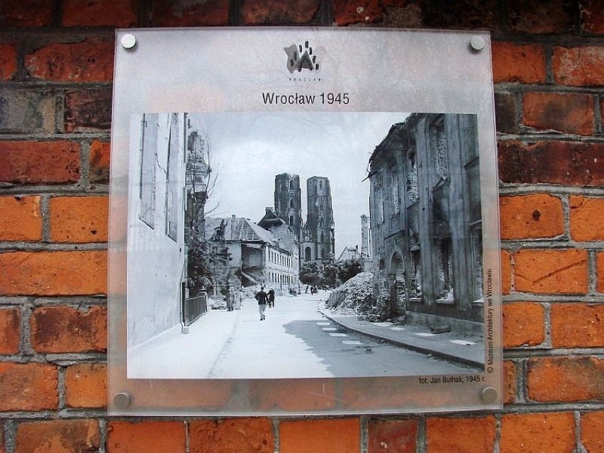 W kilku miejscach umieszczono zdjęcia stanu zabudowy Ostrowa...