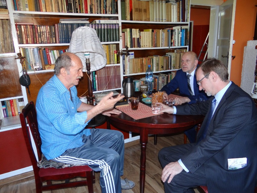 Jan Mroczkowski w domu z ambasadorem Karfikiem(z prawej). W...