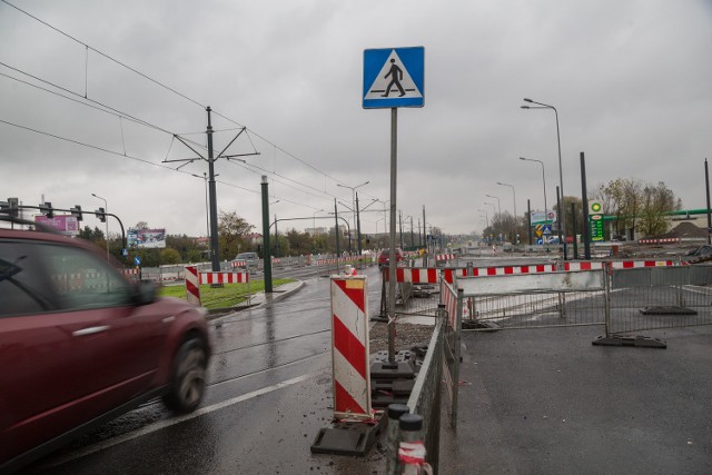 Obecnie na skrzyżowaniu ulic Lipskiej i Saskiej trwają prace przy torach i jezdni. Utrudnienia mają się zakończyć we wtorek