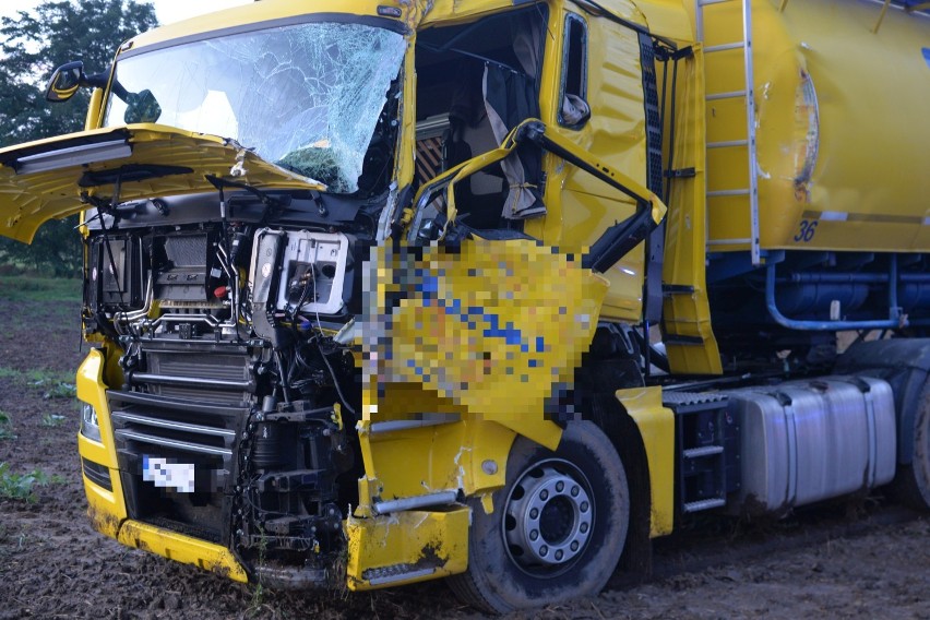 Wypadek dwóch ciężarówek na drodze Lubraniec - Izbica Kujawska. Winny stan jezdni [zdjęcia]