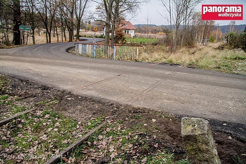 W Zagórzu Śląskim tory kolejowe zalali asfaltem