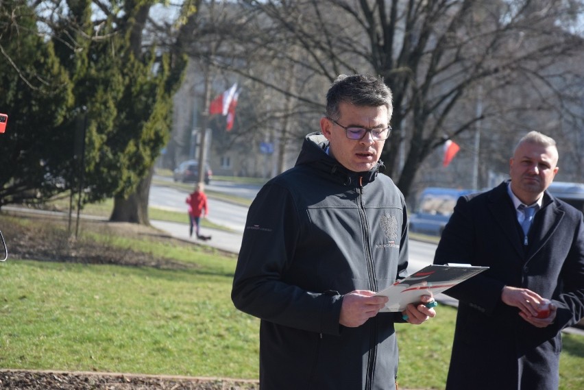 Kwiaty zostały złożone przed pomnikiem Witolda Pileckiego.