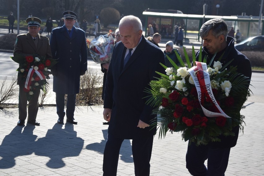 Kwiaty zostały złożone przed pomnikiem Witolda Pileckiego.
