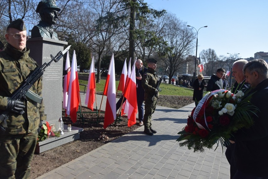 Kwiaty zostały złożone przed pomnikiem Witolda Pileckiego.