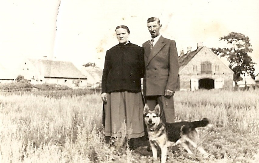 Jan Szmyt z żoną Zofią i psem Bukietem