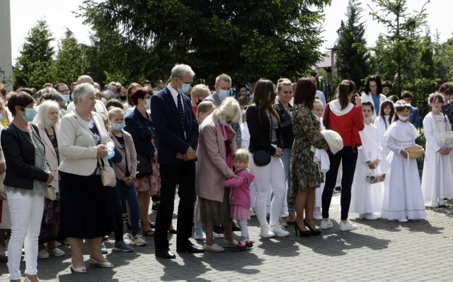 Towarzyszyliśmy w procesji Bożego Ciała wiernym z parafii pw. św. Stanisława Biskupa i Męczennika i św. Teresy od Dzieciątka Jezus na osiedlu mieszkaniowym Rządz w Grudziądzu. Procesję wokół świątyni poprowadził proboszcz ks. Waldemar Deuter