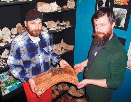 Eugeniusz Czogała ze swoim bratem Dariuszem prezentują skarby, znalezione pod ziemią. Foto: BOŻENA BICZKOWSKA